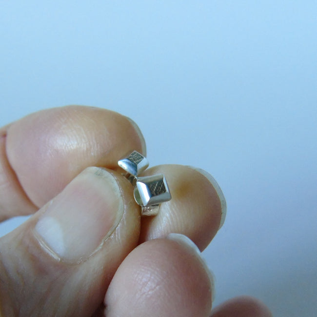 9ct solid gold mini leaf studs