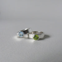 silver ring with faceted peridot or blue topaz
