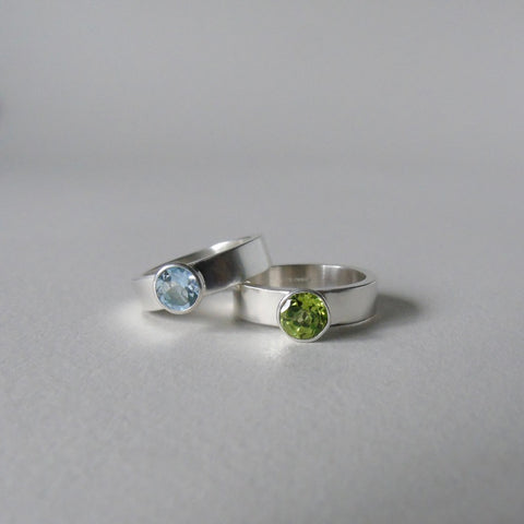 silver ring with faceted peridot or blue topaz