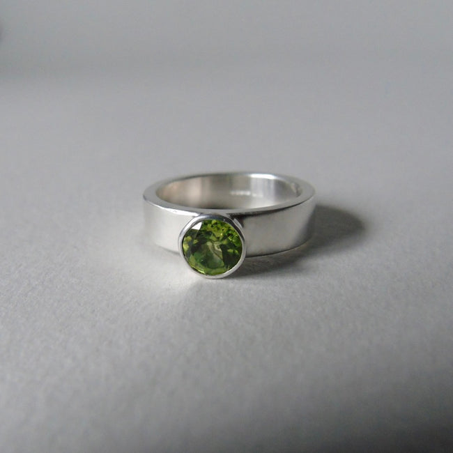 silver ring with faceted peridot or blue topaz