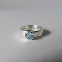 silver ring with faceted peridot or blue topaz